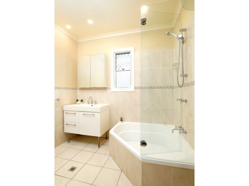 4 Delsie Street, Cannon Hill QLD 4170