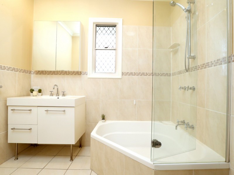 4 Delsie Street, Cannon Hill QLD 4170