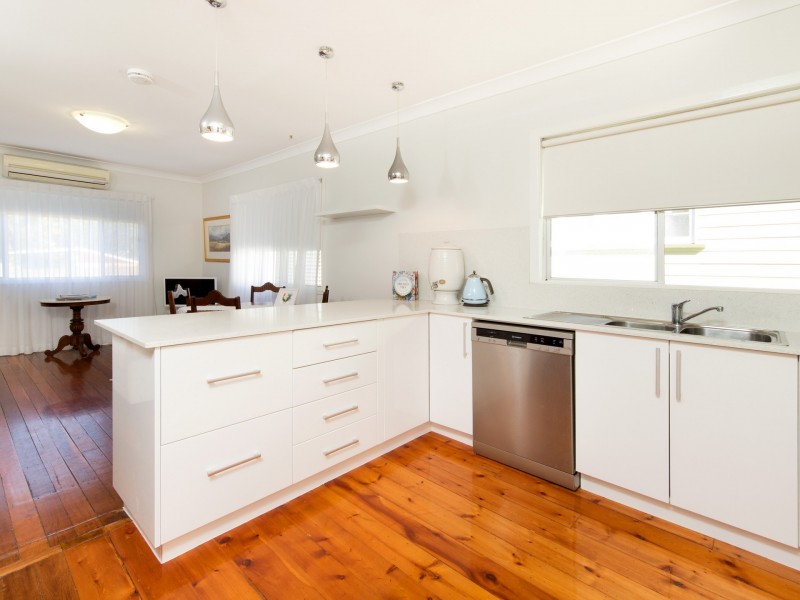 8 Aeroplane Street, Cannon Hill QLD 4170