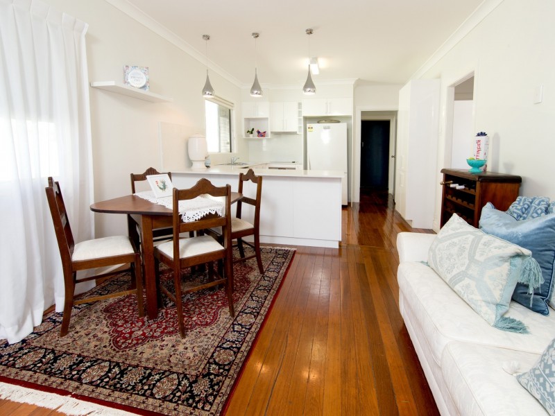 8 Aeroplane Street, Cannon Hill QLD 4170