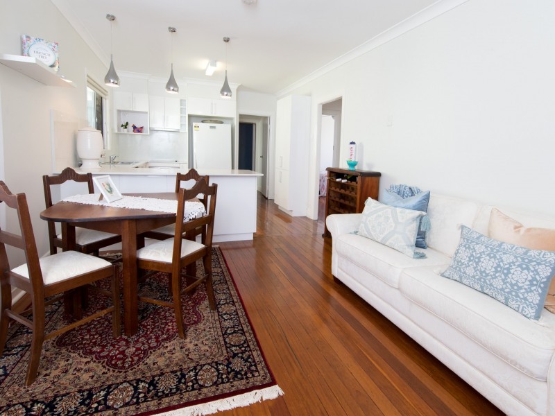 8 Aeroplane Street, Cannon Hill QLD 4170