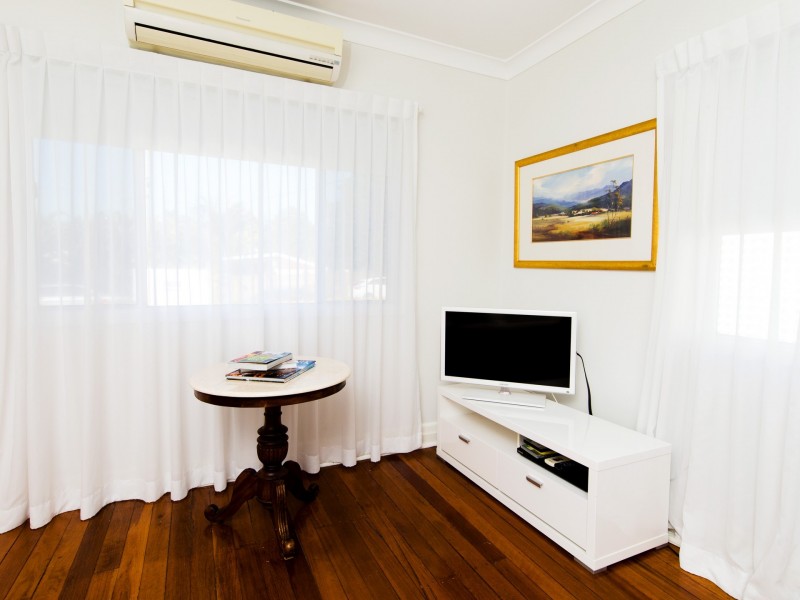 8 Aeroplane Street, Cannon Hill QLD 4170