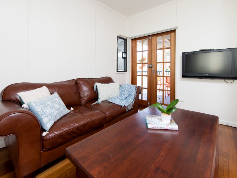 8 Aeroplane Street, Cannon Hill QLD 4170