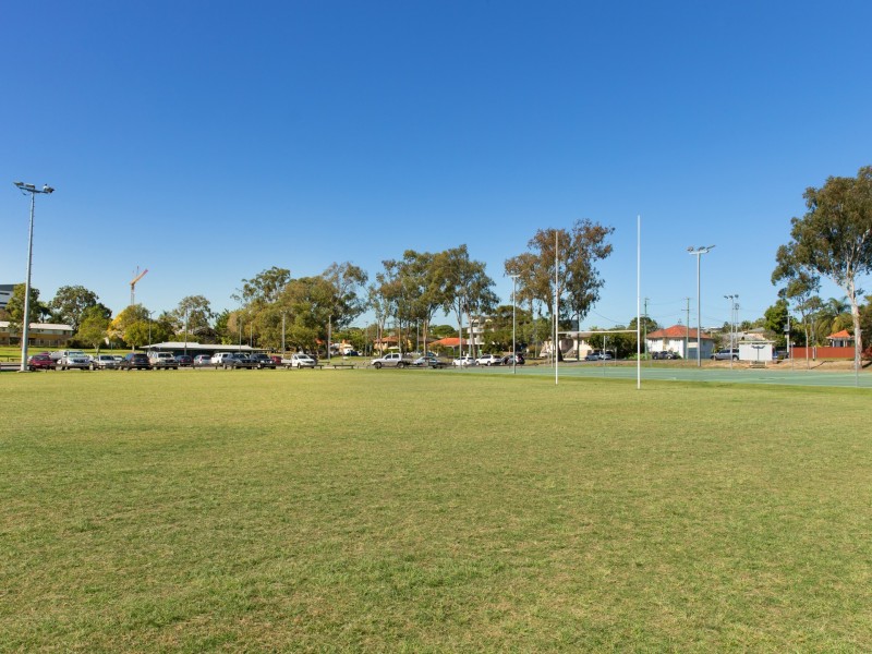 8 Aeroplane Street, Cannon Hill QLD 4170