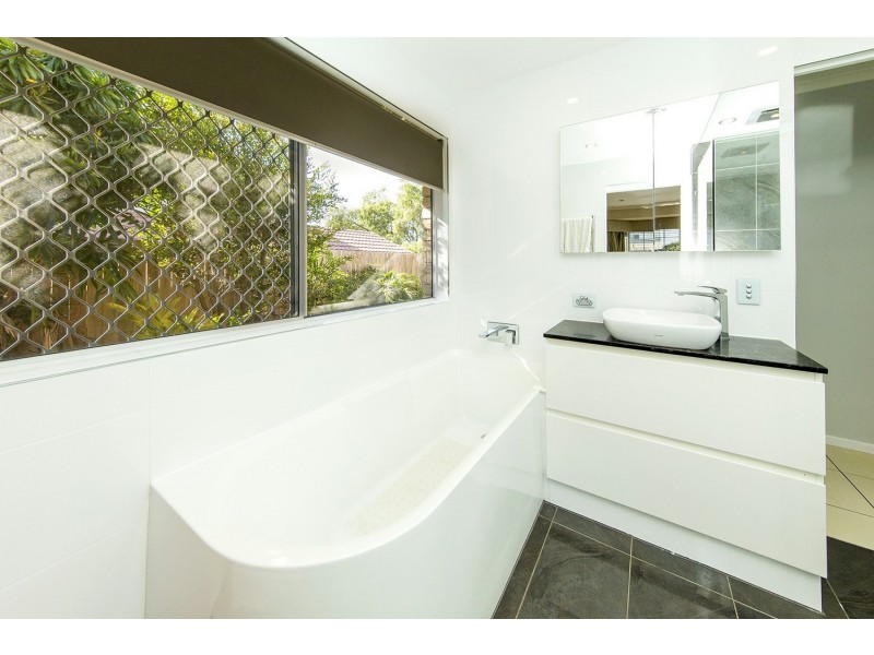 8 Sourris Court, Carina QLD 4152