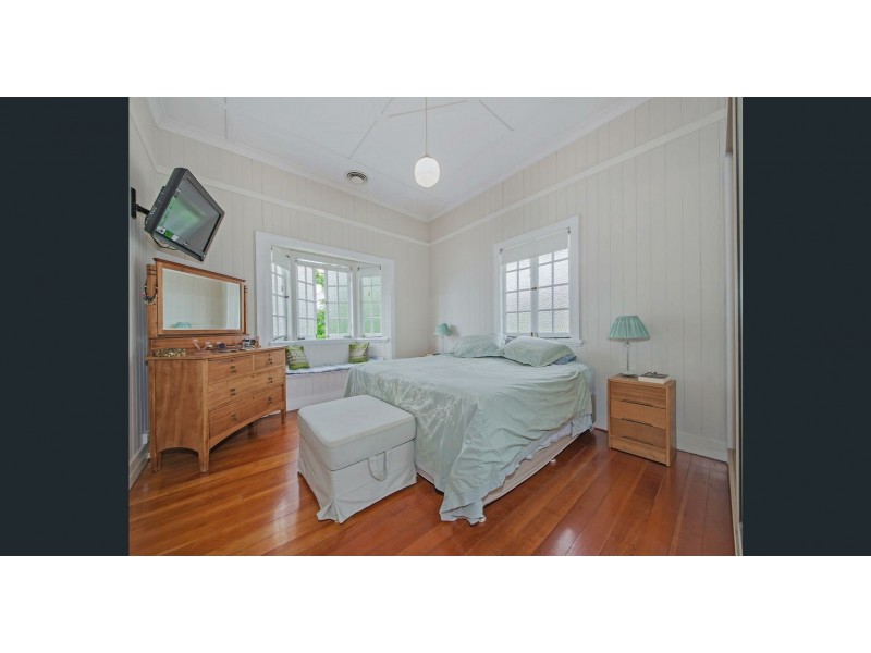 90 Bennetts Road, Camp Hill QLD 4152