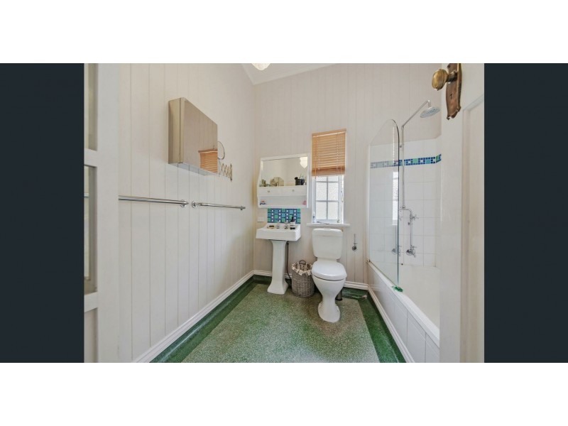 90 Bennetts Road, Camp Hill QLD 4152