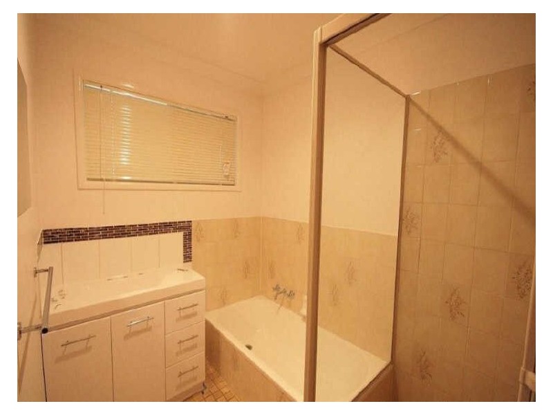 12 Little John Street, Daisy Hill QLD 4127