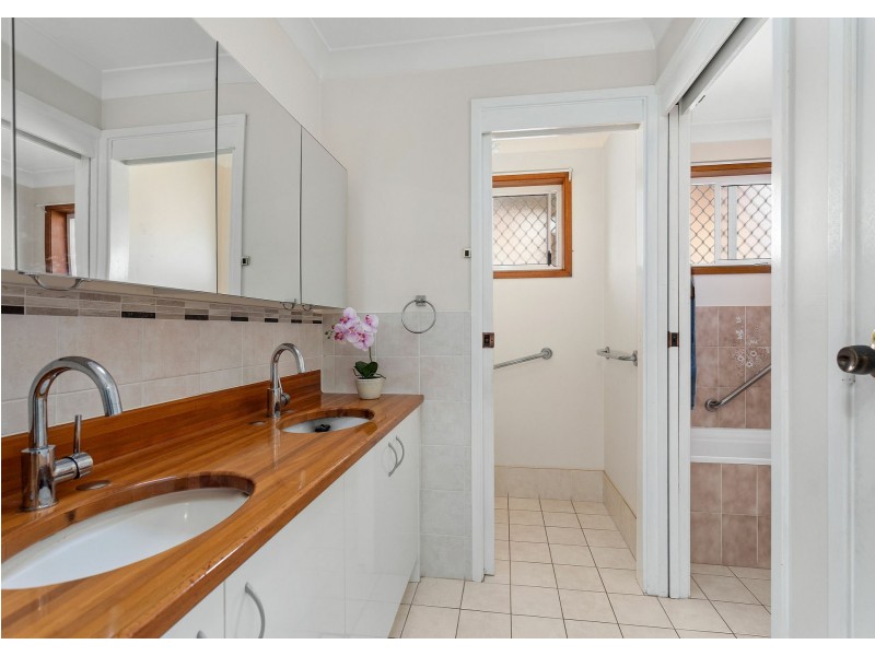 27 Amaroo Drive, Taree NSW 2430