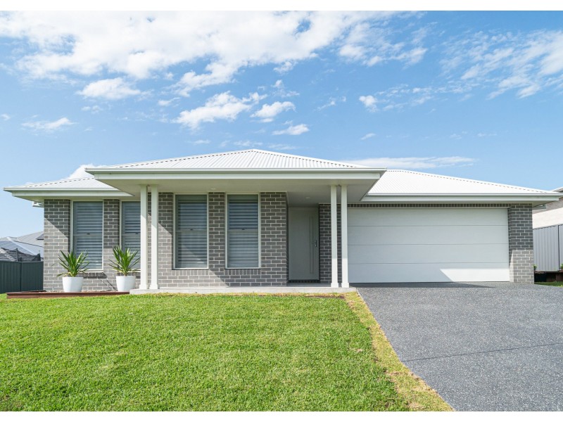 4 Auvergne Way, Old Bar NSW 2430