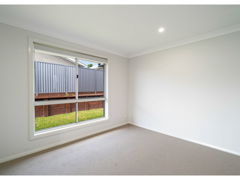 4 Auvergne Way, Old Bar NSW 2430