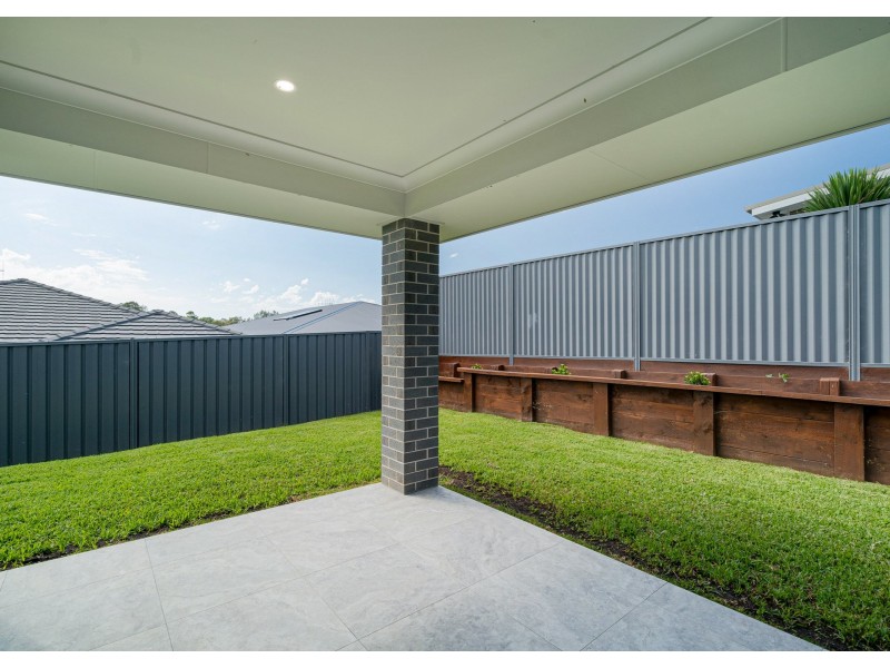 4 Auvergne Way, Old Bar NSW 2430