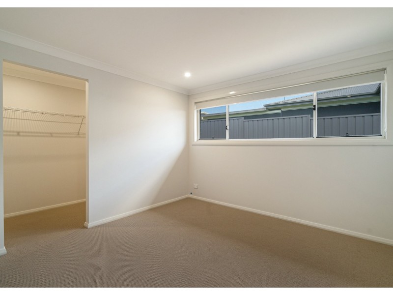 4 Auvergne Way, Old Bar NSW 2430