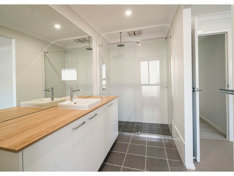 4 Auvergne Way, Old Bar NSW 2430