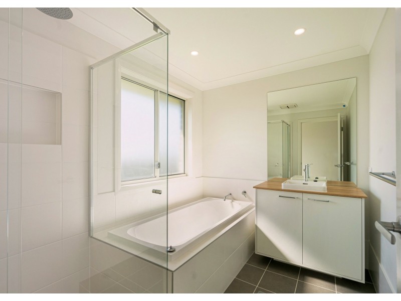 4 Auvergne Way, Old Bar NSW 2430