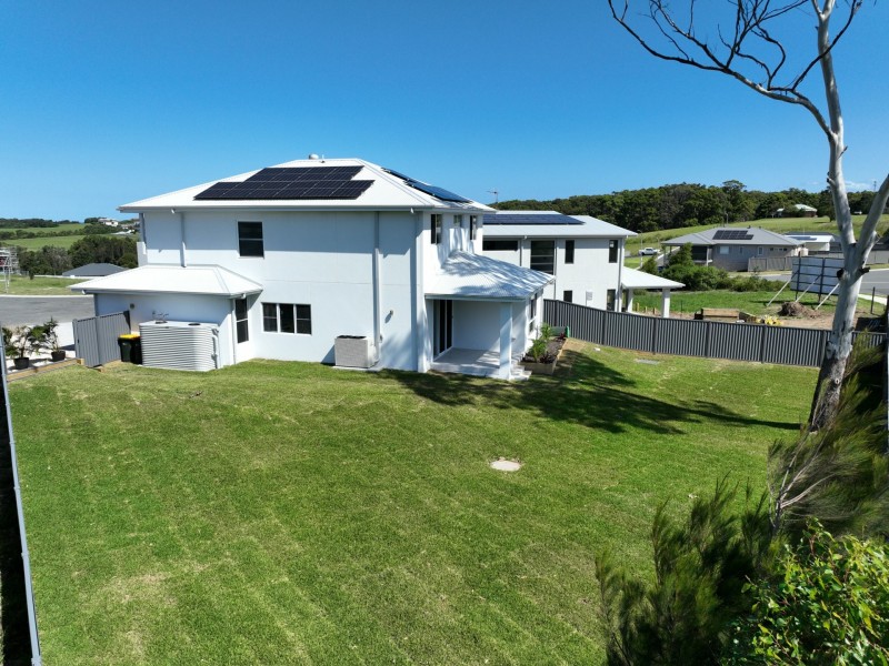 8 Lace Court, Diamond Beach NSW 2430