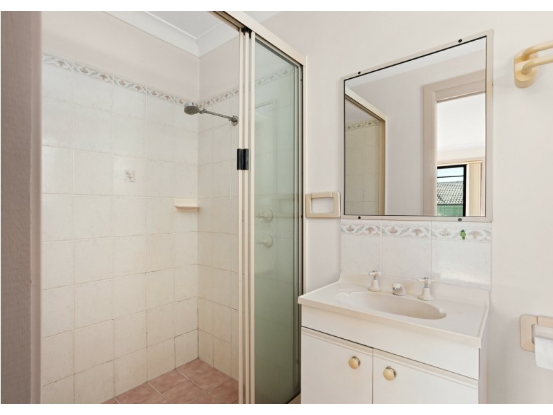 2/1 Silkyash Close, Old Bar NSW 2430