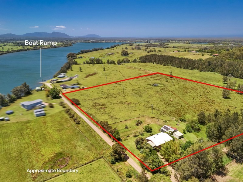 11 Leslies Lane, Mitchells Island NSW 2430