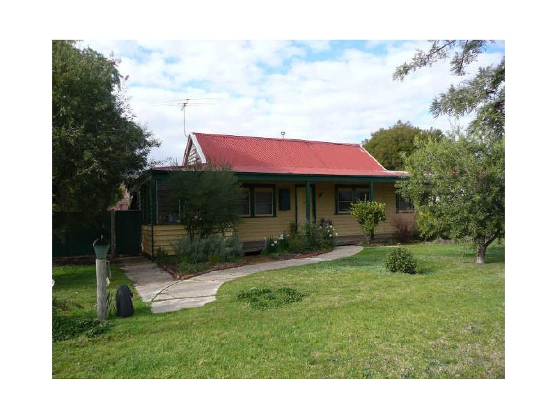 8 Main Street, Chiltern VIC 3683
