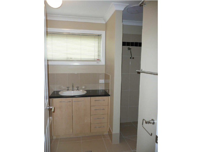 2/9 Thorneycroft Avenue, Wodonga VIC 3690