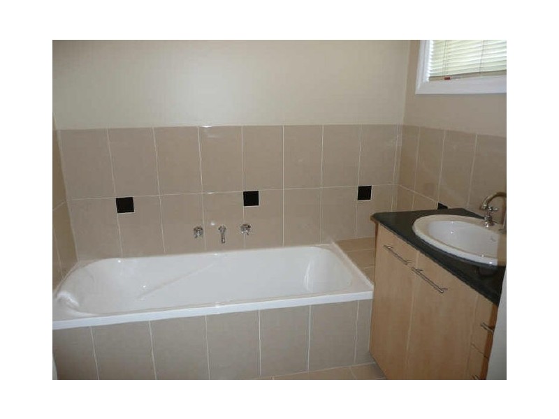 2/9 Thorneycroft Avenue, Wodonga VIC 3690