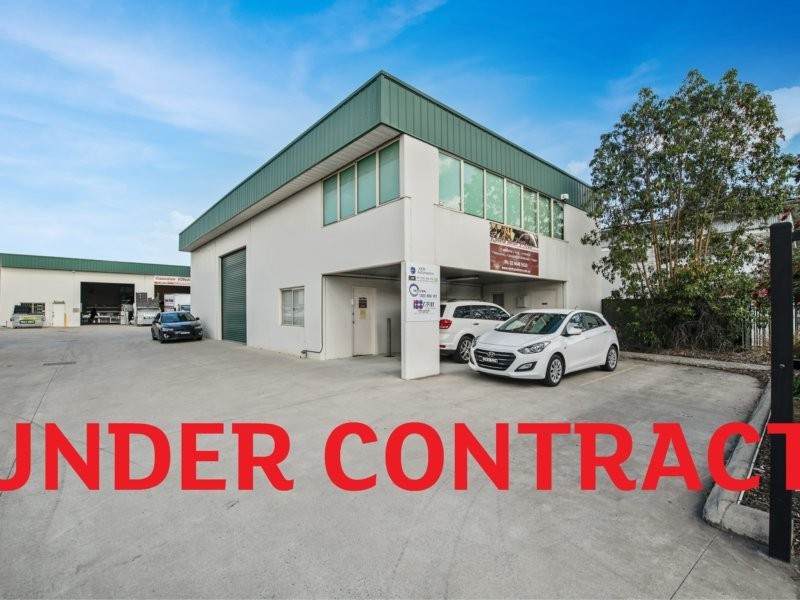 1/4 Samantha Place, Smeaton Grange NSW 2567