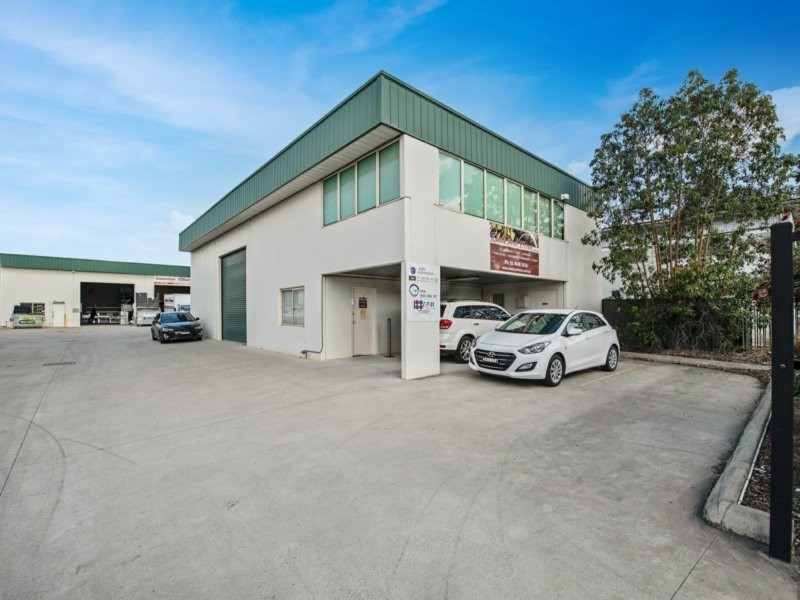 1/4 Samantha Place, Smeaton Grange NSW 2567