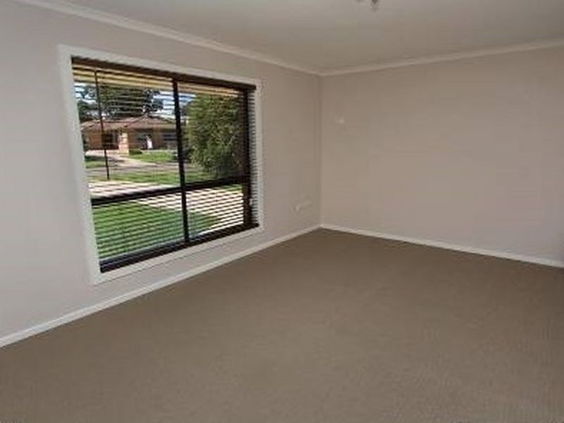 10 Myall Crescent, Lake Albert NSW 2650