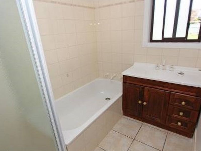 10 Myall Crescent, Lake Albert NSW 2650