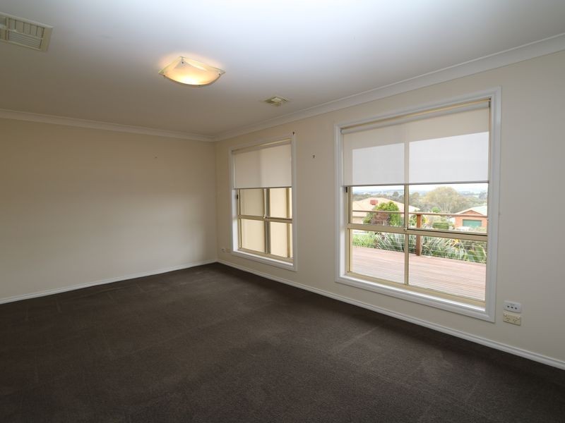 8 Fletcher Place, Kooringal NSW 2650