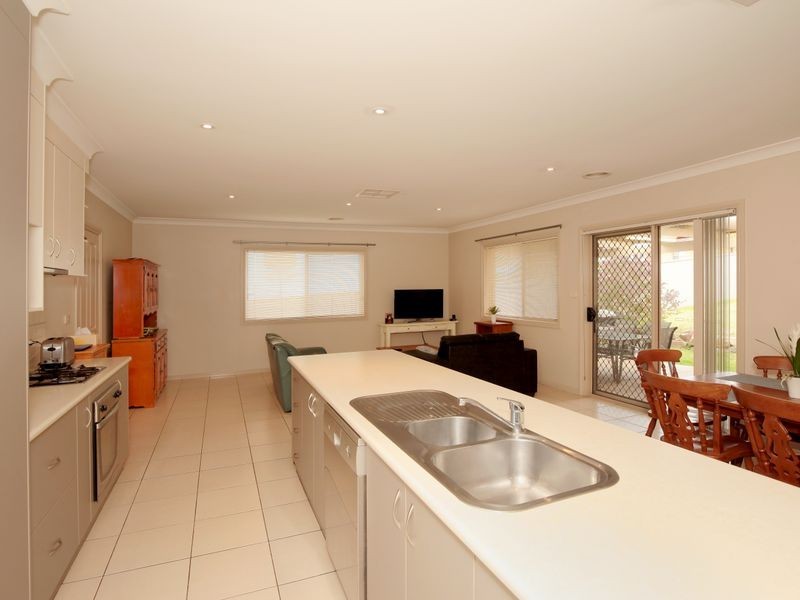 48 Yarrawah Crescent, Bourkelands NSW 2650