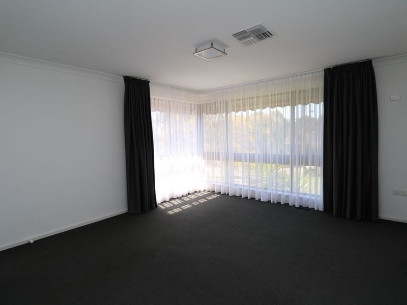 64 Nixon Crescent, Tolland NSW 2650