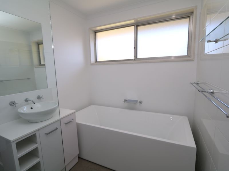 64 Nixon Crescent, Tolland NSW 2650