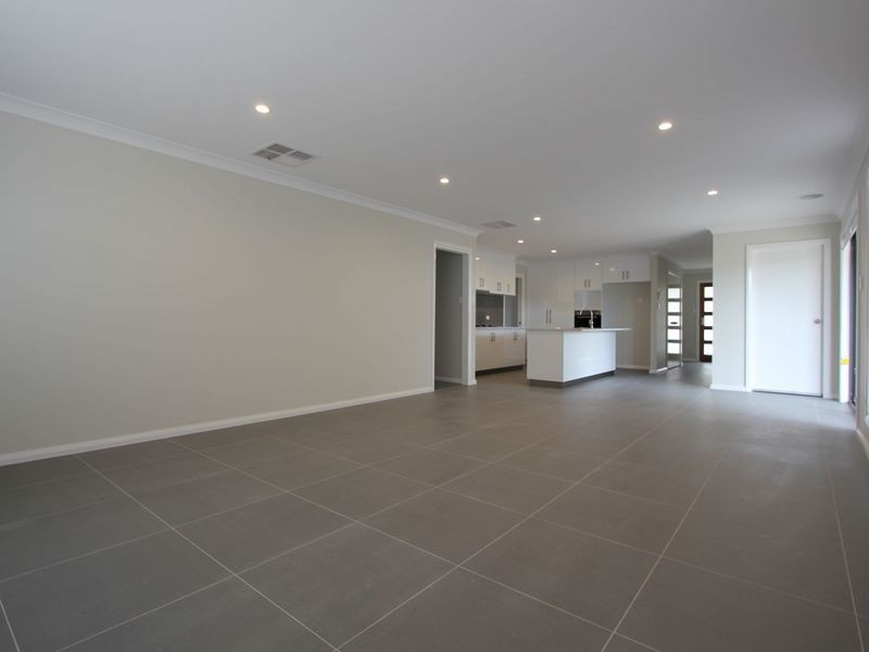 1/12 Paradise Drive, Gobbagombalin NSW 2650