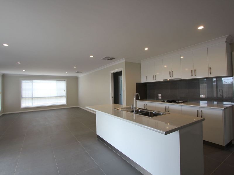 1/12 Paradise Drive, Gobbagombalin NSW 2650