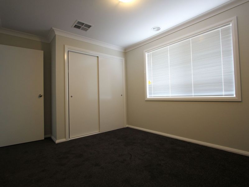 1/12 Paradise Drive, Gobbagombalin NSW 2650