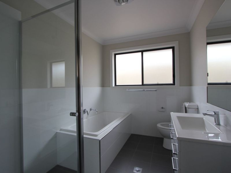 1/12 Paradise Drive, Gobbagombalin NSW 2650