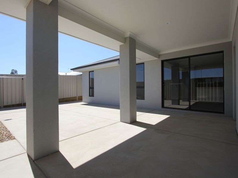 1/12 Paradise Drive, Gobbagombalin NSW 2650