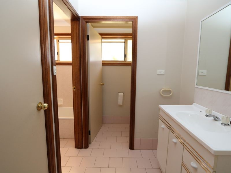 1/5 Yentoo Drive, Glenfield Park NSW 2650