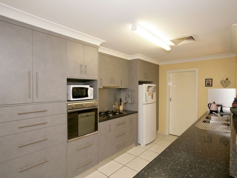 72 Huthwaite Street, Mount Austin NSW 2650