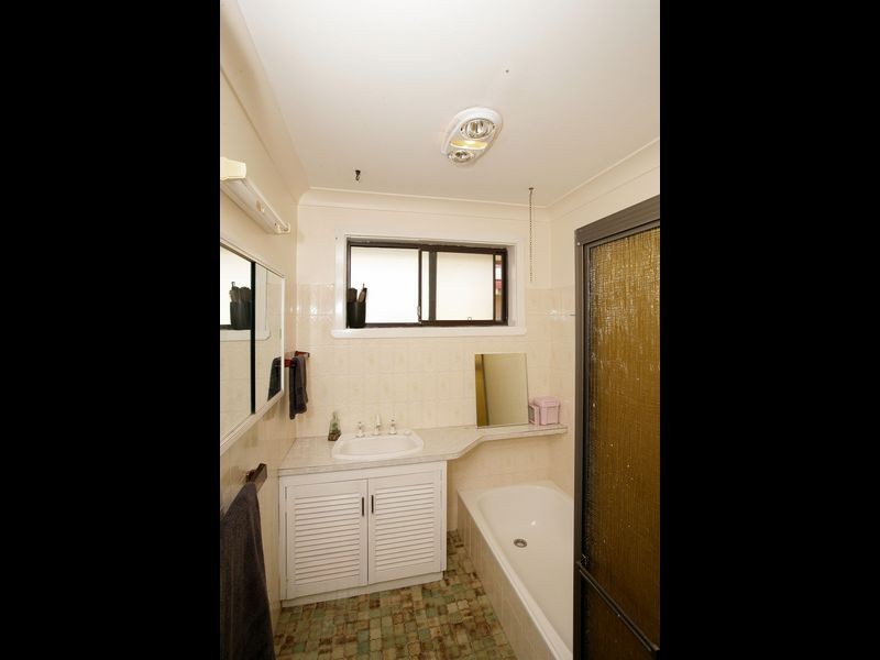 72 Huthwaite Street, Mount Austin NSW 2650