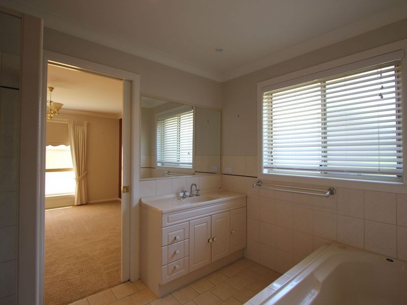 2 Kolor Place, Bourkelands NSW 2650