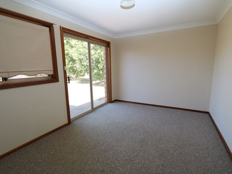 9 Langi Crescent, Glenfield Park NSW 2650