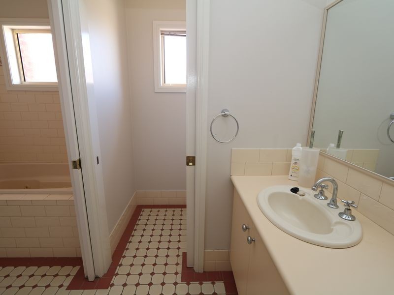 2 Shiralee Place, Estella NSW 2650