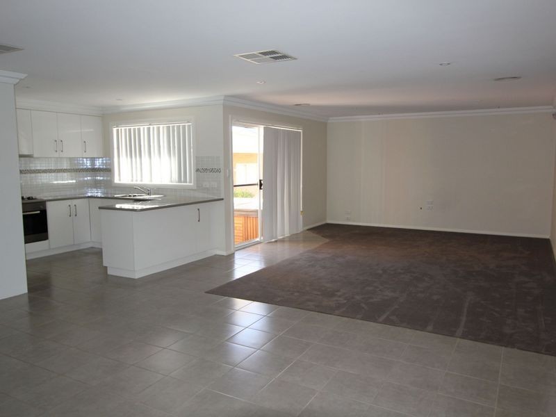 2/24 Dove Street, Mount Austin NSW 2650