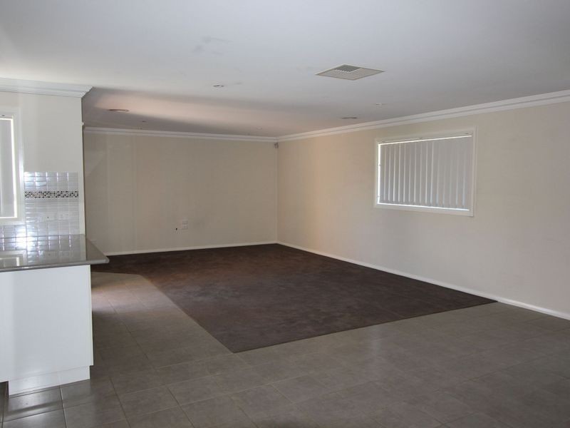 2/24 Dove Street, Mount Austin NSW 2650