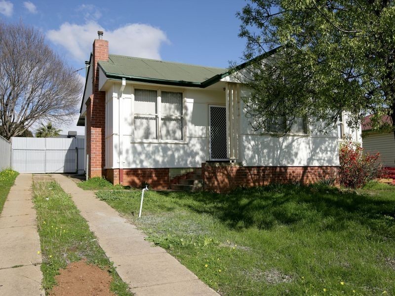 8 Phillip Avenue, Mount Austin NSW 2650
