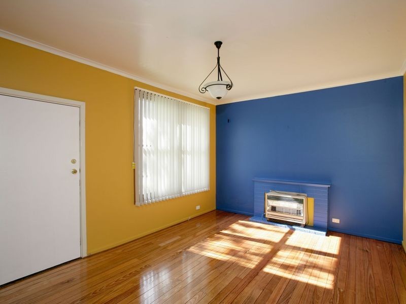 8 Phillip Avenue, Mount Austin NSW 2650