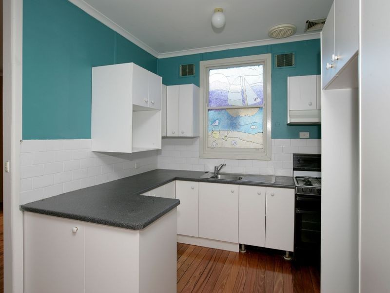 8 Phillip Avenue, Mount Austin NSW 2650
