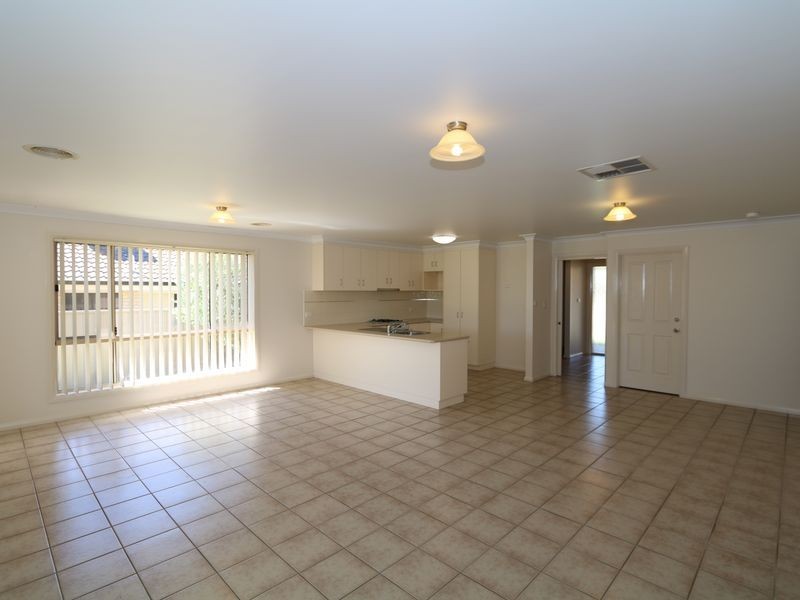 32 Barrima Drive, Glenfield Park NSW 2650